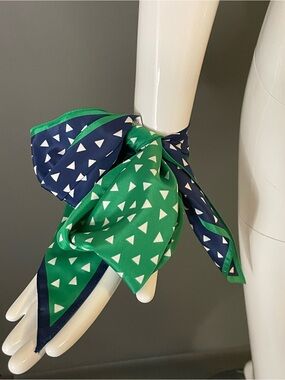 Vintage Vera Green Navy Silky Poly Scarf 7 x 60 In Excellent Cond